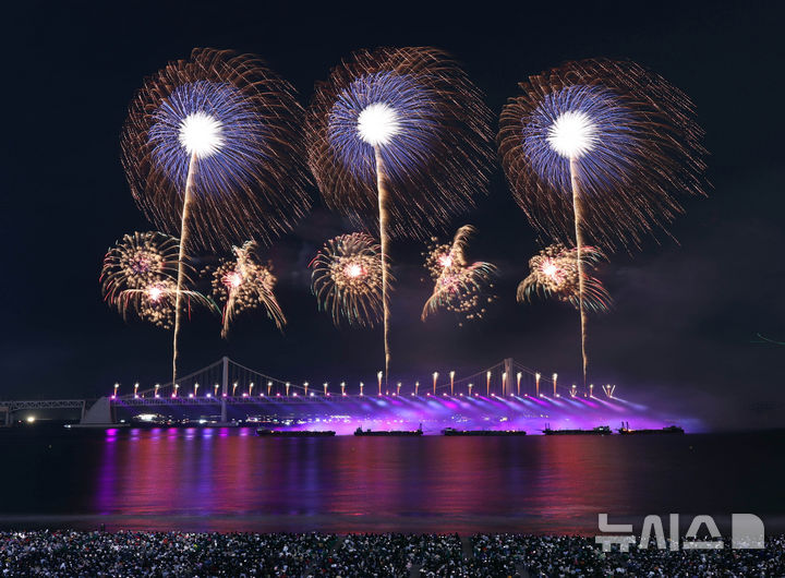 [부산=뉴시스] 하경민 기자 = '제19회 부산불꽃축제'가 열린 9일 부산 수영구 광안리해수욕장 일대에서 광안대교를 배경으로 화려한 불꽃쇼가 펼쳐지고 있다. 2024.11.09. yulnetphoto@newsis.com