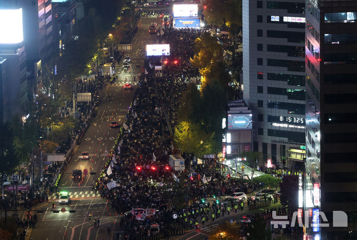 [서울=뉴시스] 이영환 기자 = 9일 서울 세종대로에서 더불어민주당이 주최한 제2차 김건희 윤석열 국정농단 규탄·특검 촉구 국민행동의 날! 진행되고 있다. 2024.11.09. 20hwan@newsis.com