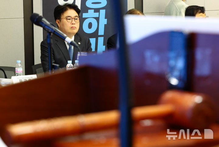 [서울=뉴시스] 황준선 기자 = 임현택 대한의사협회장이 10일 서울 용산구 대한의사협회에서 열린 2024년도 긴급 임시대의원총회에 참석해 있다.의사협회 임시대의원총회는 이날 총회에서 임현택 회장 불신임 안건과 비상대책위원회(비대위) 설치 안건을 상정해 표결에 부칠 예정이다. 2024.11.10. hwang@newsis.com