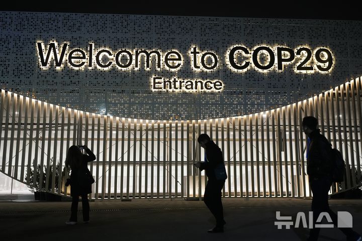 [바쿠=AP/뉴시스] 11일 제 29차 유엔기후변화협약 당사국총회(COP29)가 열린 아제르바이잔 바쿠의 행사장에 환영 문구가 걸려 있다.2024.11.12.