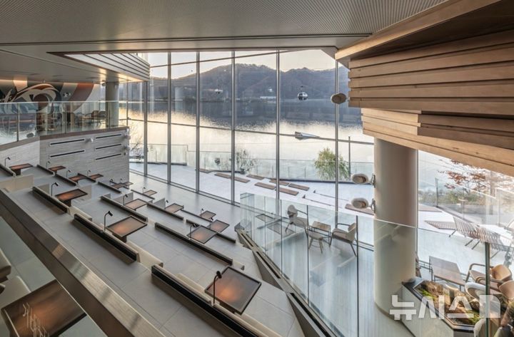 "뷰 맛집 입소문" 스타벅스 춘천 의암호, 1만명 찾았다 - 뉴스 썸네일 이미지