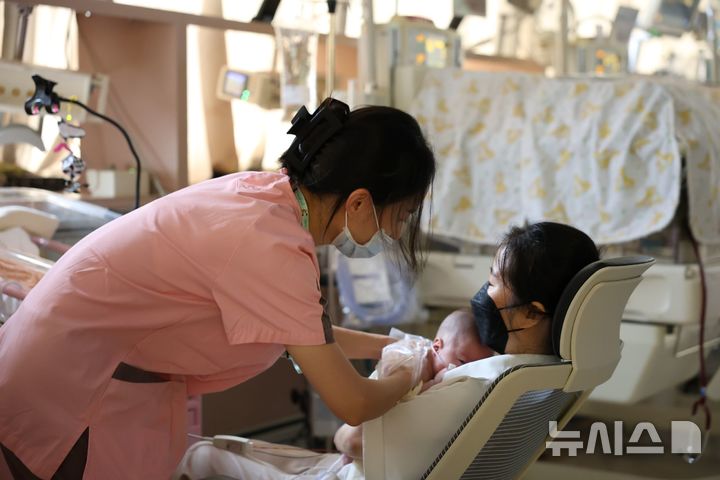 [서울=뉴시스]삼성서울병원 신생아중환자실은 캥거루케어를 통한 아기와 산모의 애착형성, 유대감 형성을 중요시 한다. 민현기 전문간호사가 예랑이의 캥거루케어를 돕고 있다. (사진= 삼성서울병원 제공) 2024.11.12. photo@newsis.com. 