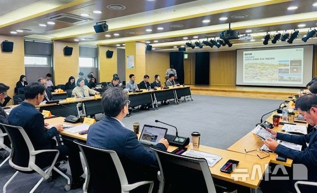 [창원=뉴시스]12일 오후 경남도청 중회의실에서 ‘경상남도 이순신장군 승전지 순례길 조성 개발계획 수립 용역’ 2차 중간보고회가 열리고 있다.(사진=경남도 제공) 2024.11.12. photo@newsis.com