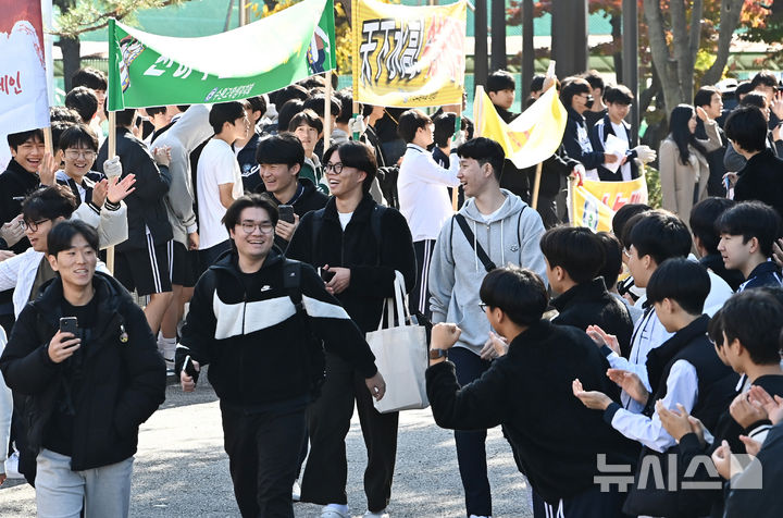 [수원=뉴시스] 김종택기자 = 2025학년도 대학수학능력시험을 이틀 앞둔 12일 경기도 수원시 팔달구 수원고등학교에서 고3 수험생들이 후배들의 응원을 받으며 학교를 나서고 하고 있다. 2024.11.12. jtk@newsis.com