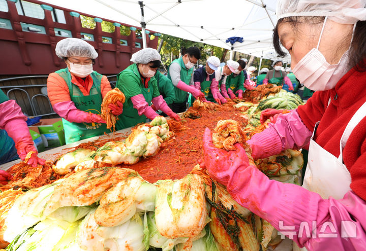 [서울=뉴시스] 김진아 기자 = 12일 서울 송파구 서울놀이마당에서 열린 '사랑의 김장 나누기' 행사에서 새마을부녀회 회원 등이 김장을 하고 있다. 송파구새마을부녀회·새마을지도자협의회 관계자들이 저소득 가정 500세대에 직접 담근 김장 김치 각 10kg씩을 전달할 예정이다. 2024.11.12. photo@newsis.com