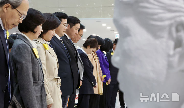 [서울=뉴시스] 조성우 기자 = 12일 오전 서울 여의도 국회 의원회관에서 열린 2024 평화의 소녀상 전시회에서 박찬대 더불어민주당 원내대표와 의원들, 이나영 정의기억연대 이사장 등 참석자들이 묵념을 하고 있다. 2024.11.12. xconfind@newsis.com