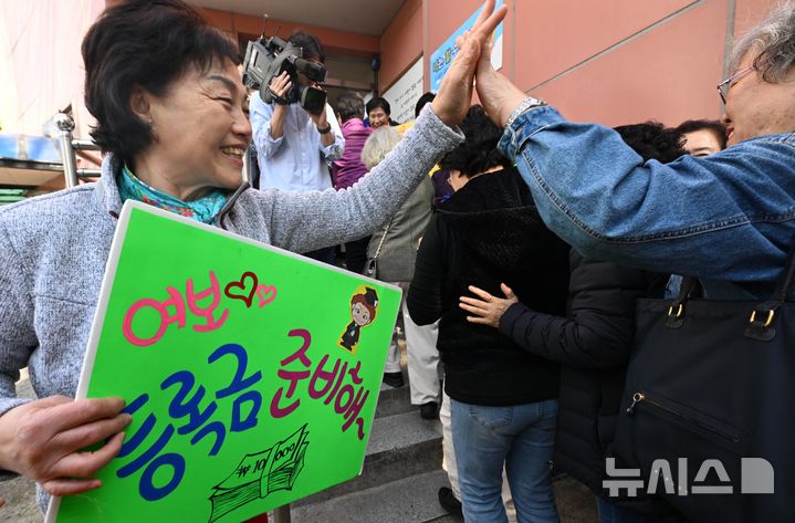 [서울=뉴시스] 김근수 기자 = 2025학년도 대학수학능력시험을 이틀 앞둔 12일 서울 마포구 일성여자중고등학교에서 열린 '수능시험 합격 기원 떡 전달식'에 앞서 고3 수험생들이 후배들의 응원을 받으며 입장하고 있다. (공동취재) 2024.11.12. photo@newsis.com