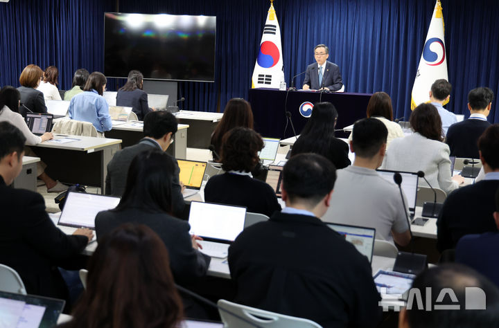 [서울=뉴시스] 배훈식 기자 = 조태열 외교부 장관이 12일 오후 서울 종로구 정부서울청사에서 기자간담회를 하고 있다. 2024.11.12. dahora83@newsis.com