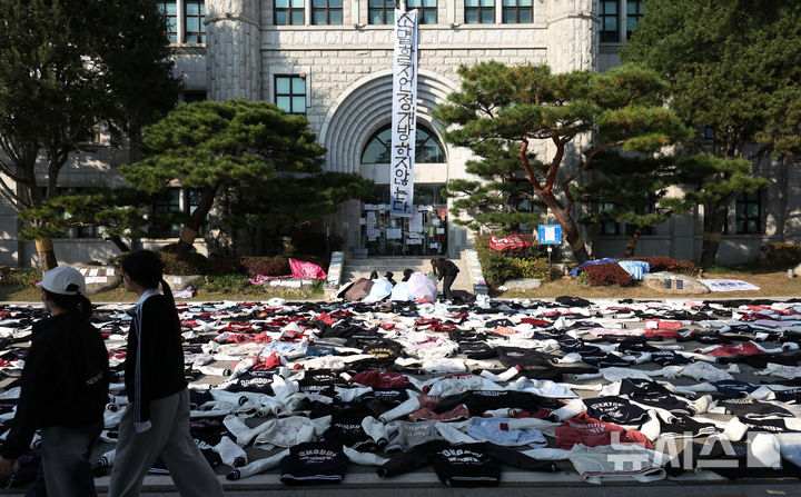 [서울=뉴시스] 홍효식 기자 = 동덕여대가 남녀공학 전환을 논의한 것으로 알려진 가운데 지난 12일 오후 서울 성북구 동덕여자대학교 본관 앞에 총학생회를 비롯한 학생들이 남녀공학 전환 논의를 규탄하며 벗어놓은 학교 점퍼가 놓여져있다. 2024.11.12. yesphoto@newsis.com