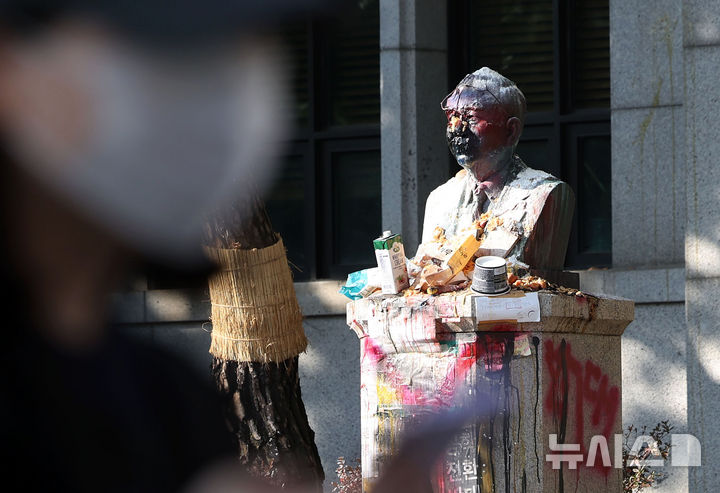 [서울=뉴시스] 홍효식 기자 = 동덕여대가 남녀공학 전환을 논의한 것으로 알려진 가운데 지난 12일 오후 서울 성북구 동덕여자대학교 본관 앞에 설치된 조동식 선생(동덕여대 설립자) 흉상이 남녀공학 전환 논의를 규탄하는 학생들에 의해 밀가루 및 음식물 등으로 훼손되어 있다. 2024.11.12. yesphoto@newsis.com