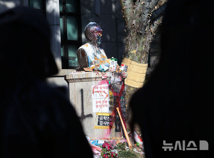 [서울=뉴시스] 홍효식 기자 = 동덕여대가 남녀공학 전환을 논의한 것으로 알려진 가운데 12일 오후 서울 성북구 동덕여자대학교 본관 앞에 설치된 조동식 선생(동덕여대 설립자) 흉상이 남녀공학 전환 논의를 규탄하는 학생들에 의해 밀가루 및 음식물 등으로 훼손되어 있다. 2024.11.12. yesphoto@newsis.com