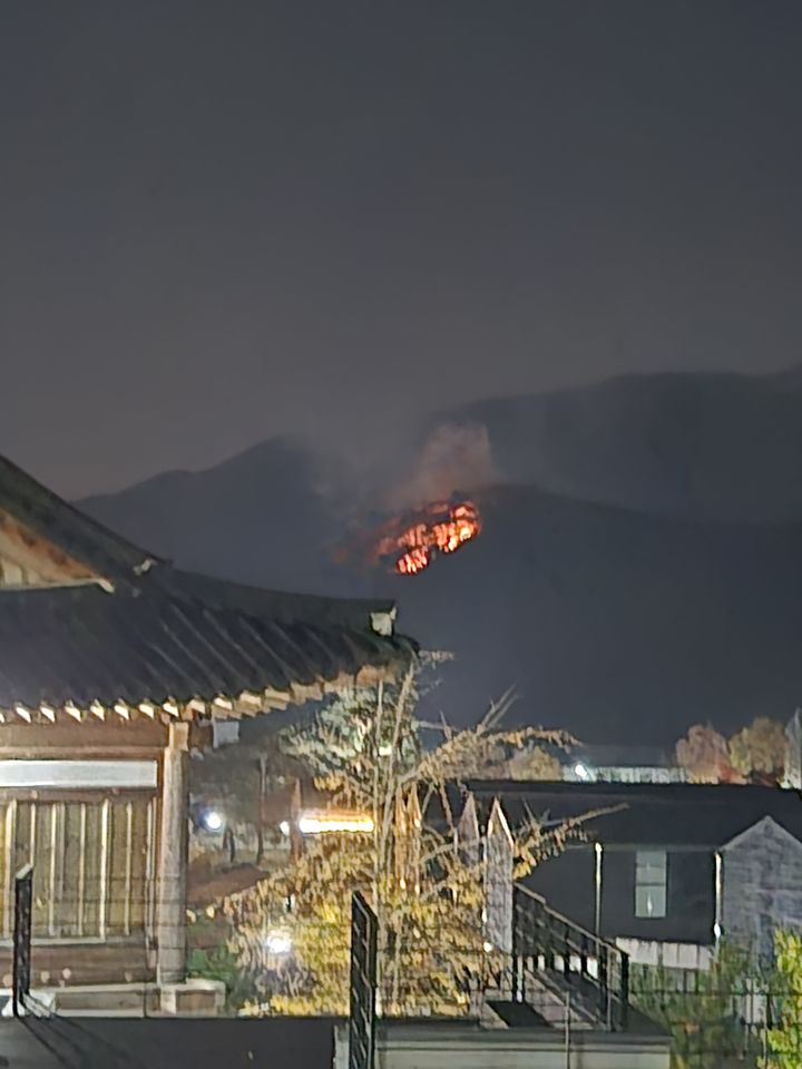 [공주=뉴시스] 공주 사곡면 인근 야산서 발생한 산불의 모습.(사진=산림청 제공) *재판매 및 DB 금지