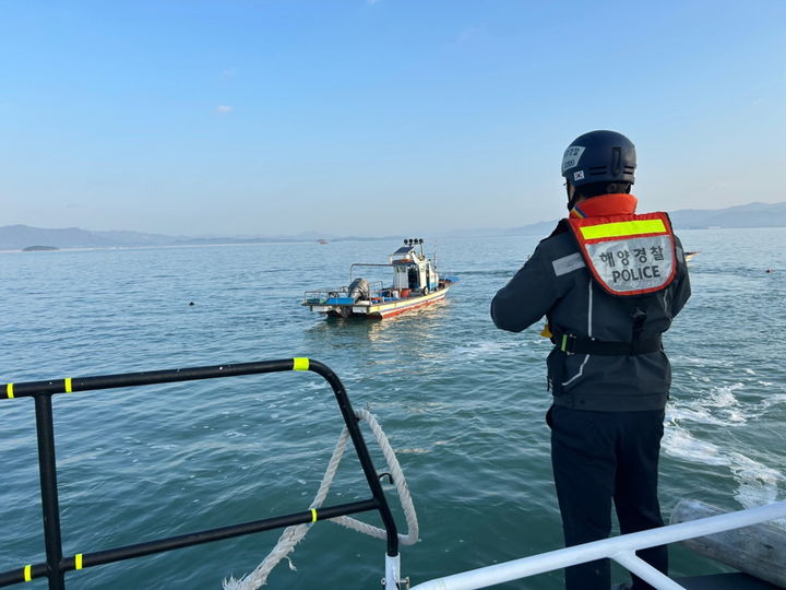 [완도=뉴시스] 13일 오전 전남 완도군 사후도 북방 1.6㎞ 인근 해상에서 완도해경이 실종된 50대 선장에 대한 수색을 벌이고 있다. (사진 = 완도해양경찰서 제공) 2024.11.13. photo@newsis.com *재판매 및 DB 금지