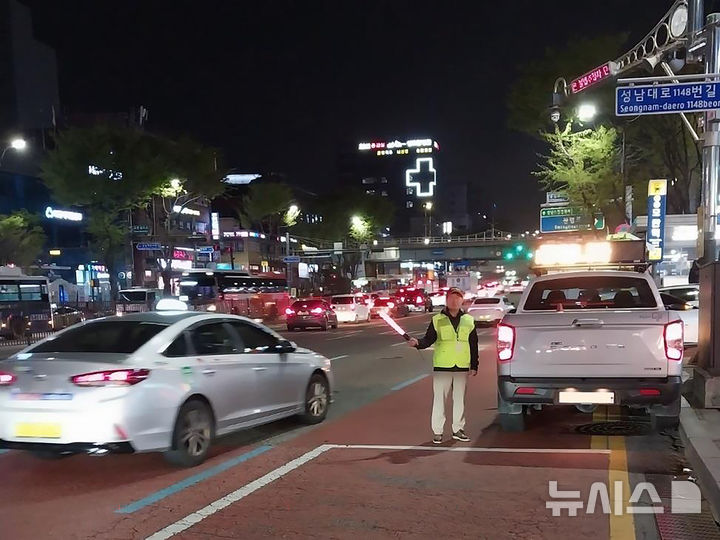 [성남=뉴시스] 성남시가 모란역 인근에서 관외택시 불법 영업 단속하고 있는 모습 (사진=성남시 제공) 2024. 11. 13.photo@newsis.com *재판매 및 DB 금지