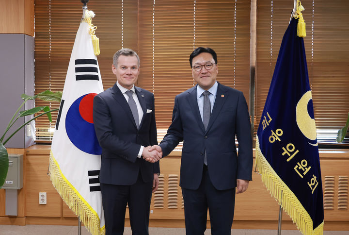 [서울=뉴시스] 김병환 금융위원장(오른쪽)은 13일 오전 서울 종로구 정부서울청사에서 폴란드 금융감독청(KNF) 야첵 야스트로제브스키 청장을 만나 회담 후 한국-폴란드 수교 35주년을 맞아 금융위·금감원·KNF 간 은행감독 MOU를 체결했다. 2024.11.13. (사진=금융위원회 제공) photo@newsis.com *재판매 및 DB 금지