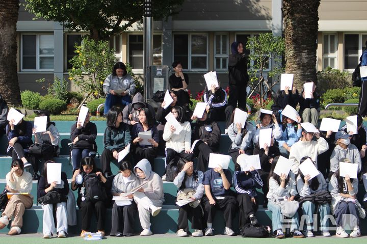 [제주=뉴시스] 양영전 기자 = 2025학년도 대학수학능력시험 수험생들이 예비소집일인 13일 오후 제주95지구 제6시험장인 제주중앙여자고등학교에서 수험생 유의사항 안내를 듣고 있다. 2024.11.13. 0jeoni@newsis.com 