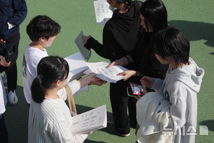 [제주=뉴시스] 양영전 기자 = 2025학년도 대학수학능력시험 수험생들이 예비소집일인 13일 오후 제주95지구 제6시험장인 제주중앙여자고등학교에서 수험생 유의사항 유인물을 받고 있다. 2024.11.13. 0jeoni@newsis.com 