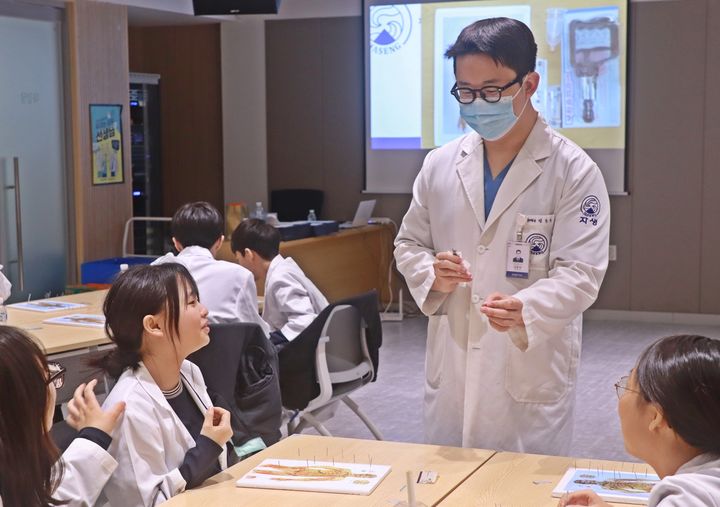 [서울=뉴시스] 13일 자생의료재단은 한의학에 대한 궁금증을 해소하고, 자기주도적 진로를 설계할 수 있도록 대청중 학생 35명을 서울 논현동 소재 자생한방병원으로 초대했다고 밝혔다. (사진=자생의료재단) 2024.11.13. photo@newsis.com *재판매 및 DB 금지