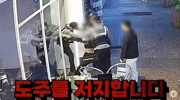 지난달 31일 경기도 고양시에서 경찰의 요구에 불응하던 한 남성이 도주를 시도하자 경찰관들이 포위해 도주를 저지했다. (사진=경찰청 유튜브 갈무리) 2024. 11. 13. photo@newsis.com *재판매 및 DB 금지