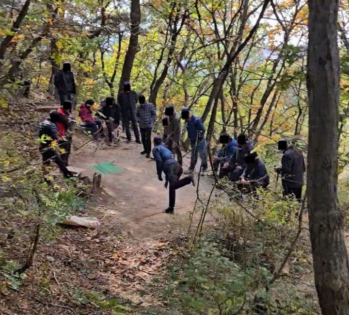 [인천=뉴시스] 등산로 윷놀이 도박 모습. (사진=인천경찰청 제공) 2024.11.13. photo@newsis.com *재판매 및 DB 금지