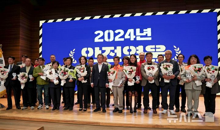 [포항=뉴시스] 송종욱 기자 = 13일 포항시청 대회의실에서 '제6회 포항 안전의 날' 기념식이 열린 가운데 시민의 생명과 재산을 보호하기 위해 남다른 희생정신을 보인 ‘올해의 안전 영웅’ 30명을 선정, 표창장을 수여한 후 기념 촬영을 하고 있다. (사진=포항시 제공) 2024.11.13. photo@newsis.com