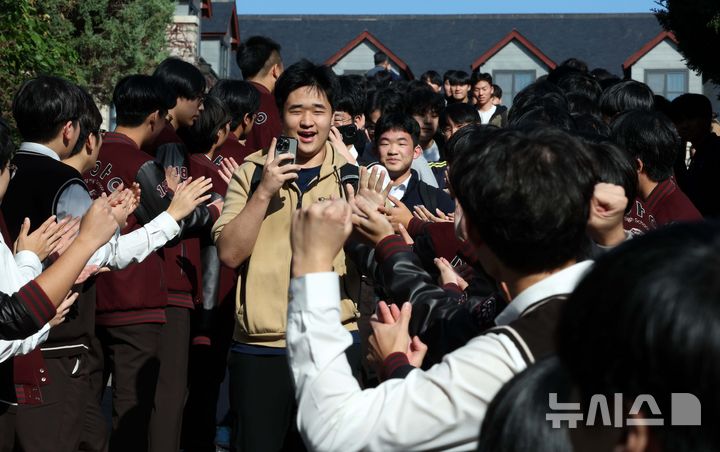 [서울=뉴시스] 고범준 기자 = 2025학년도 대학수학능력시험을 하루 앞둔 13일 오전 서울 종로구 중앙고등학교에서 열린 수능 수험표 배부 및 장행식에서 수험생들이 교사 및 재학생들의 축하를 받으며 학교를 나서고 있다. 2024.11.13. bjko@newsis.com