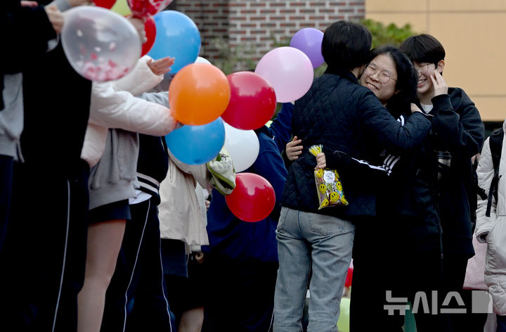 [광주=뉴시스] 김혜인 기자 = 2025학년도 대입수학능력시험을 하루 앞둔 13일 오전 광주 남구 설월여자고등학교에서 수험생과 교사가 포옹을 하고 있다. 2024.11.13.hyein0342@newsis.com