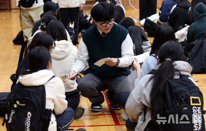 [부산=뉴시스] 하경민 기자 = 2025학년도 대학수학능력시험을 하루 앞둔 12일 부산 사상구 주례여고 강당에서 교사들이 고3 수험생들에게 수험표를 나눠주고 있다.  올해 부산지역에서는 수험생 2만7356명이 58개 시험장에서 수능에 응시한다. 2024.11.13. yulnetphoto@newsis.com