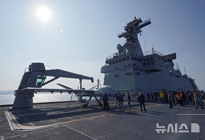 [포항=뉴시스] 사진공동취재단 = 12일 경북 포항 해상에 위치한 해군 독도함에서 실시된 ’대형플랫폼 함정 무인기 운용 전투 실험‘ 에서 미국 제너럴 아토믹스(General Atomics)에서 개발 중인 고정익 무인기 모하비(Mojave)가 이륙을 준비하고 있다. 2024.11.13. photo@newsis.com