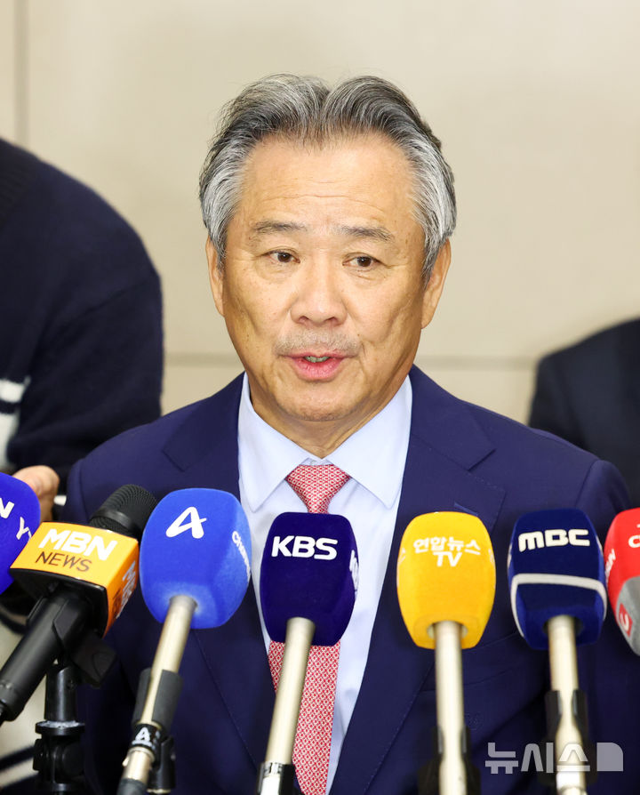 [인천공항=뉴시스] 전신 기자 = 이기흥 대한체육회장이 13일 오후 인천국제공항 제2여객터미널을 통해 귀국해 취재진의 질문에 답변하고 있다. 한편 서울경찰청 반부패수사대는 횡령, 배임 등 혐의를 받는 이회장 등 8명에 대한 수사를 배당받았다고 이날 밝혔다. 2024.11.13. photo1006@newsis.com