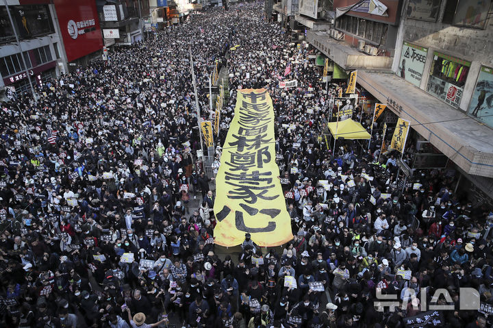 [홍콩=AP/뉴시스]2019년 12월8일 홍콩 반정부 시위대가 거리를 가득 메운 채 가두행진을 펼치고 있다. 2019년 홍콩 반정부시위 당시 좌절된 경찰을 겨냥한 폭탄 테러의 배후이던 주모자 응치훙이 14일 23년10개월의 징역형을 선고받았다. 2024.11.14.