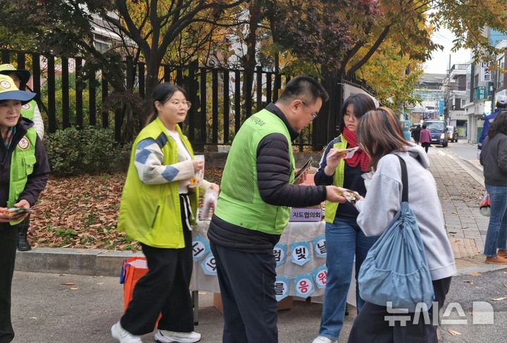 [의정부=뉴시스] 김도희 기자 = 2025학년도 대학수학능력시험일인 14일 오전 경기 의정부여자고등학교 정문 앞에서 흥선동 청소년 지도협의회 관계자들이 수험생들에게 핫팩을 나눠주고 있다. 2024.11.14. kdh@newsis.com