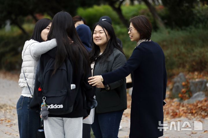 [인천=뉴시스] 김동영 기자 = 2025학년도 대학수학능력시험 당일인 14일 오전 인천 미추홀구 도화동 인천시교육청 25지구 48시험장 인화여자고등학교 앞에서 교사들이 학생들을 격려하고 있다. 2024.11.14. dy0121@newsis.com 