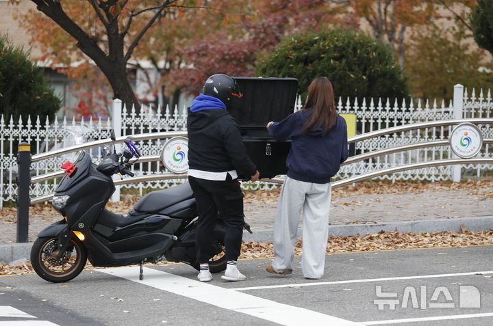 [인천=뉴시스] 김동영 기자 = 2025학년도 대학수학능력시험 당일인 14일 오전 인천 미추홀구 도화동 인천시교육청 25지구 48시험장 인화여자고등학교 앞에서 수험생이 배달 오토바이를 타고 도착했다. 2024.11.14. dy0121@newsis.com 