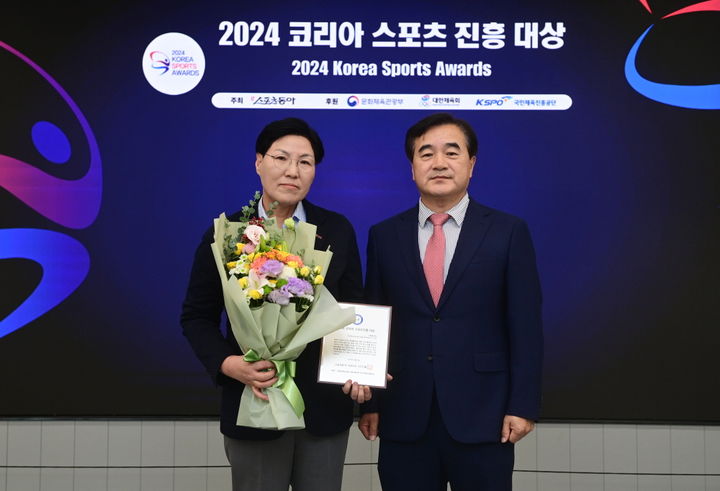 2024 코리아 스포츠진흥대상 스페셜 대상을 수상하는 한국여자프로골프투어(KLPGT) 이영미 대표이사(왼쪽). (사진=KLPGT 제공) *재판매 및 DB 금지