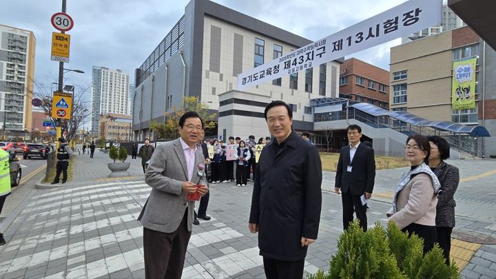 [하남=뉴시스] 이현재 하남시장과 임태희 경기도교육감이 14일 하남 감일고등학교를 방문해 대학수학능력시험(수능) 시험장에 입장하는 수험생에게 응원과 격려의 인사를 건네고 있다. (사진=하남시 제공) 2024.11.14. photo@newsis.com *재판매 및 DB 금지