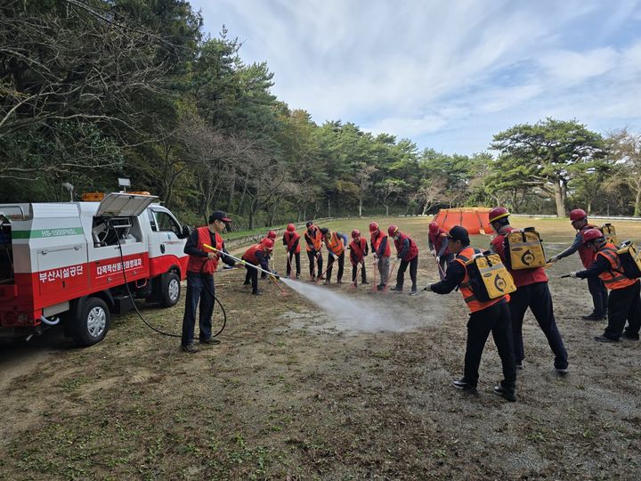 [부산=뉴시스] 부산시설공단은 태종대유원지에서 산불조심 캠페인을 진행하고 있다. (사진=부산시설공단 제공) 2024.11.14. photo@newsis.com *재판매 및 DB 금지