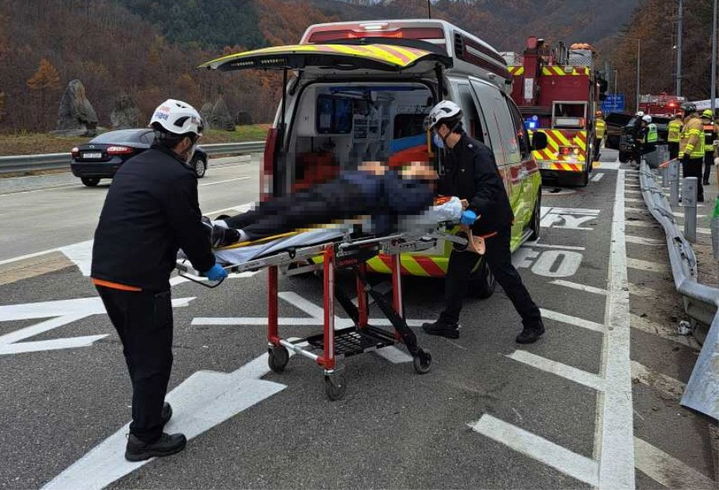 [홍천=뉴시스] 14일 소방당국은 이날 오후 3시 7분경 서울 양양고속도로 서울방향 홍천 북방졸음쉼터인근에서 소렌토 차량이 가드레일과 추돌하는 사고가 발생했다고 밝혔다. 홍천소방서 제공. *재판매 및 DB 금지