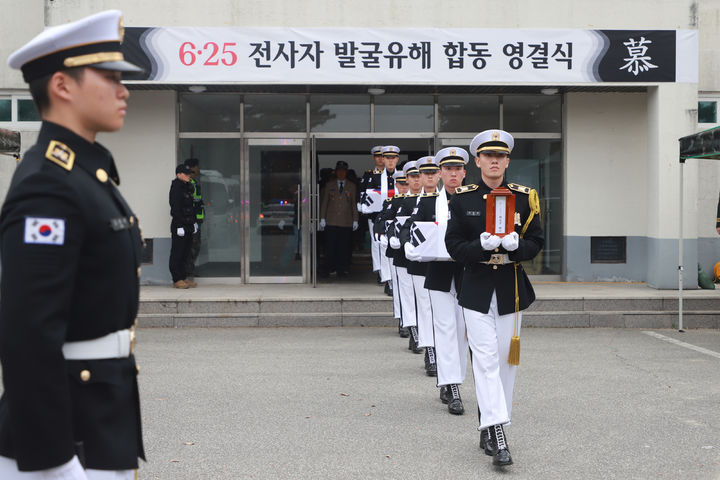 [원주=뉴시스] 14일 육군 36사단 장병들이 백호강당에서 열린 6·25 전사자 발굴유해 영결식에서 유해를 운구하고 있다. (사진=육군 제36보병사단 제공) 2024.11.14. photo@newsis.com  *재판매 및 DB 금지