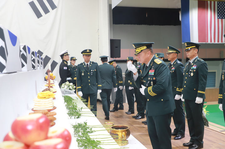 [원주=뉴시스] 14일 하헌철 36사단장이 백호강당에서 열린 6·25 전사자 발굴유해 영결식에서 분향 후 경례를 하고 있다. (사진=육군 제36보병사단 제공) 2024.11.14. photo@newsis.com  *재판매 및 DB 금지