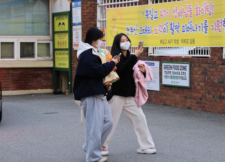 [천안=뉴시스] 박우경 기자 = 2025학년도 대학수학능력시험일인 14일 충남 천안의 한 수능 고사장 앞에서 시험을 끝낸 수험생들이 기쁜 얼굴로 인증 사진을 촬영하고 있다. 2024.11.14. spacedust1@newsis.com *재판매 및 DB 금지