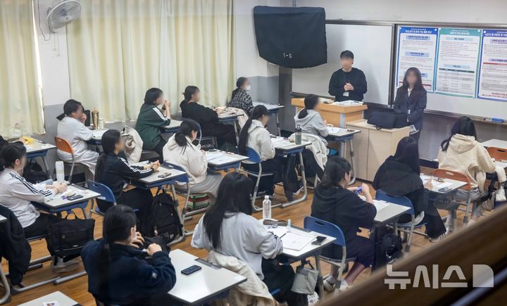 [부산=뉴시스] 하경민 기자 = 2025학년도 대학수학능력시험일인 14일 부산 동래구 사직고등학교에서 수험생들이 시험 준비를 하고 있다. 부산지역에서는 수험생 2만7356명이 58개 시험장에서 수능에 응시한다. (공동취재) 2024.11.14. photo@newsis.com