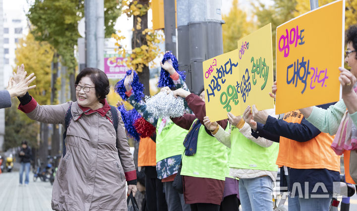 [서울=뉴시스] 김근수 기자 = 일성여자고등학교 최고령 수험생 임태수(83)씨가 14일 서울 마포구 홍익대학교 부속 여자고등학교에서 열린 2025학년도 대학수학능력시험 수험장으로 들어가고 있다. 2024.11.14. ks@newsis.com