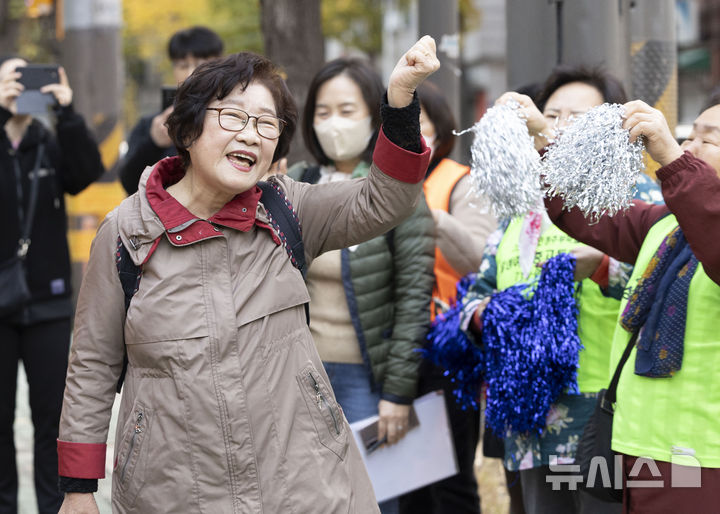 [서울=뉴시스] 김근수 기자 = 일성여자고등학교 최고령 수험생 임태수(83)씨가 14일 서울 마포구 홍익대학교 부속 여자고등학교에서 열린 2025학년도 대학수학능력시험 수험장으로 들어가고 있다. 2024.11.14. ks@newsis.com