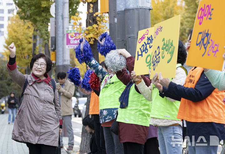 [서울=뉴시스] 김근수 기자 = 일성여자고등학교 최고령 수험생 임태수(83)씨가 14일 서울 마포구 홍익대학교 부속 여자고등학교에서 열린 2025학년도 대학수학능력시험 수험장으로 들어가고 있다. 2024.11.14. ks@newsis.com