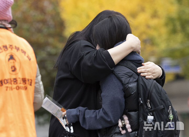 [서울=뉴시스] 김근수 기자 = 2025학년도 대학수학능력시험날인 14일 서울 마포구 홍익대학교 부속 여자고등학교에서 수험생과 학부모가 인사를 나누고 있다. 2024.11.14. ks@newsis.com