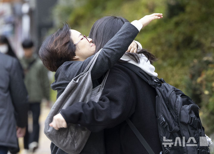 [서울=뉴시스] 김근수 기자 = 2025학년도 대학수학능력시험날인 14일 서울 마포구 홍익대학교 부속 여자고등학교에서 수험생과 학부모가 인사를 나누고 있다. 2024.11.14. ks@newsis.com