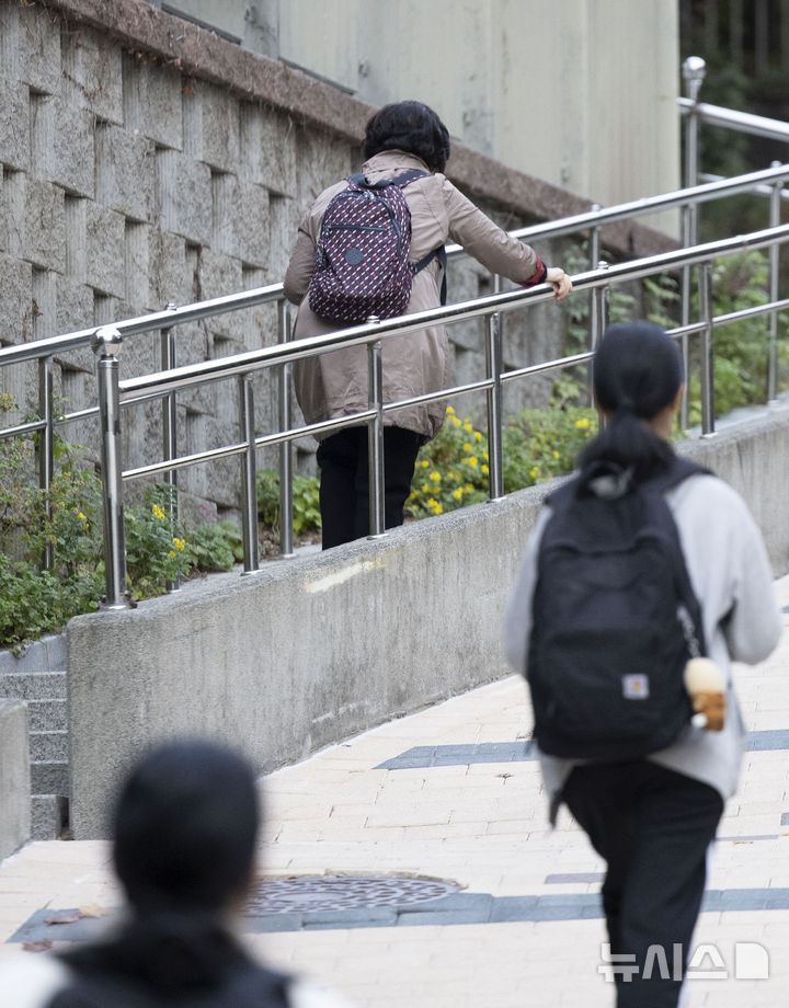 [서울=뉴시스] 김근수 기자 = 일성여자고등학교 최고령 수험생 임태수(83)씨가 14일 서울 마포구 홍익대학교 부속 여자고등학교에서 열린 2025학년도 대학수학능력시험 수험장으로 들어가고 있다. 2024.11.14. ks@newsis.com