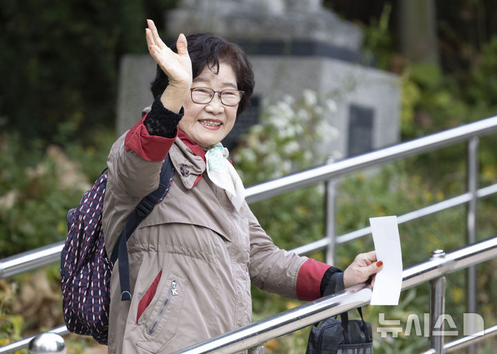 [서울=뉴시스] 김근수 기자 = 일성여자고등학교 최고령 수험생 임태수(83)씨가 14일 서울 마포구 홍익대학교 부속 여자고등학교에서 열린 2025학년도 대학수학능력시험 수험장으로 들어가고 있다. 2024.11.14. ks@newsis.com