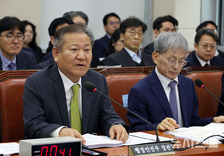 [서울=뉴시스] 고승민 기자 = 이상민 행정안전부 장관이 14일 서울 여의도 국회에서 열린 제418회 국회(정기회) 행정안전위원회 전체회의에서 의원 질의에 답하고 있다. 2024.11.14. kkssmm99@newsis.com